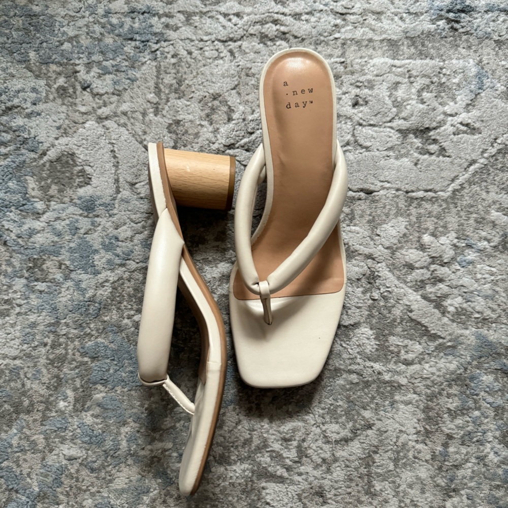 WHITE SANDALS size: 8.5